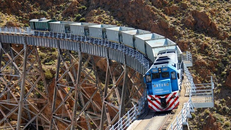 El tren inaugurado en 1948 que aún recorre la Cordillera de Los Andes y conecta Argentina con un país clave