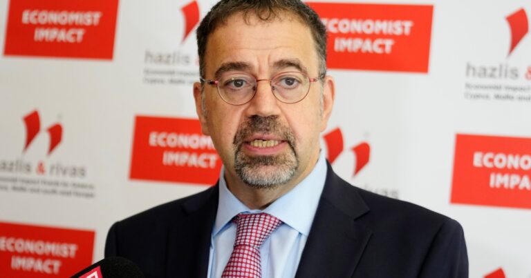 Un Nobel de Economía no cree que la IA vaya a provocar despidos masivos: “Reemplazar trabajadores es una propuesta perdedora»