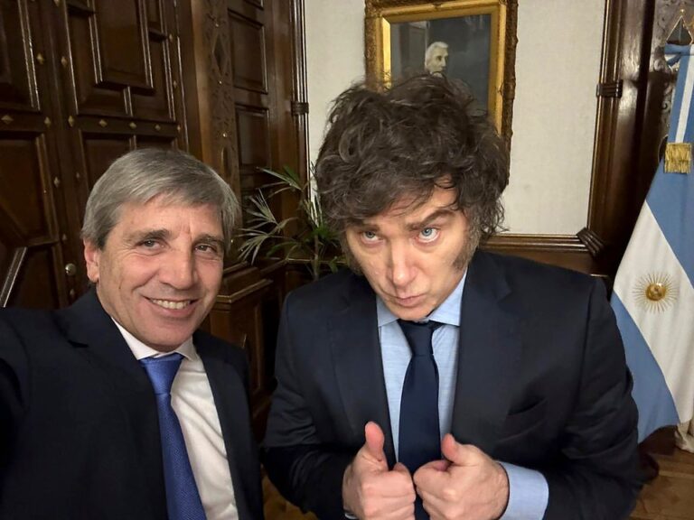 Contradicción entre Milei y Caputo por la pobreza: difieren en dos millones