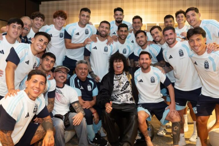 La Mona Jiménez se metió en la concentración de la selección argentina, hizo bailar a Messi y se llevó un regalo especial