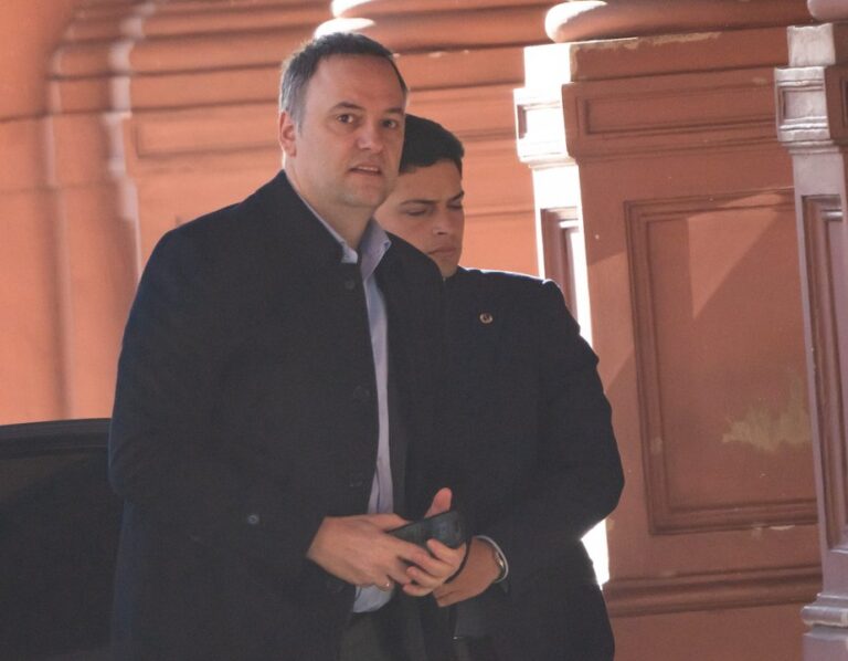 Recluido, Adorni prepara el informe de gestión con futuro incierto por la interpelación