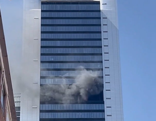 Evacúan una torre en Madrid por una explosión y una fuerte columna de humo