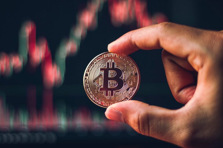 Bitcoin bajó y rompió una barrera que no cruzaba hace casi dos años