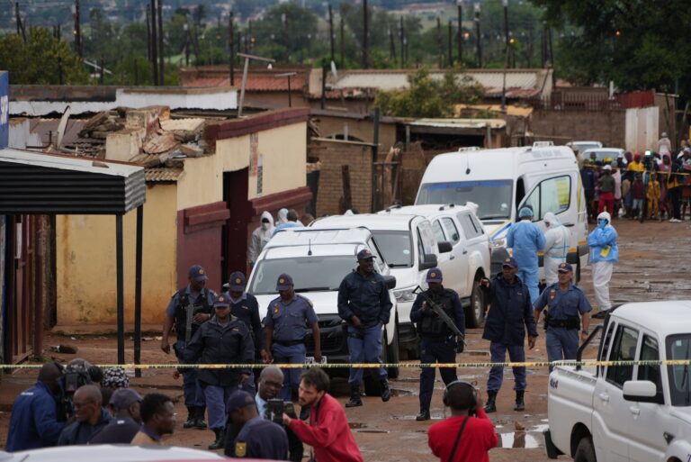 Ola de extranjeros que huyen ante la violencia xenofóbica en Sudáfrica: siete muertos y cientos de evacuados