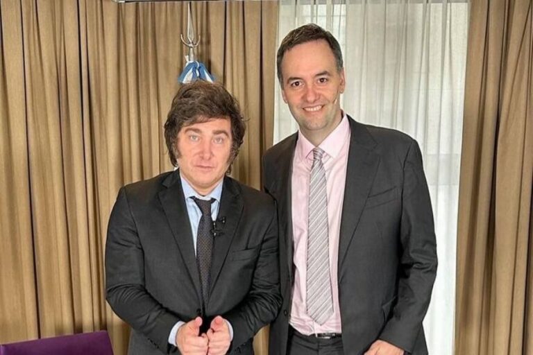 Milei evitó la foto de despedida con Adorni y se limitó a repostear los mensajes de Karina y Bullrich