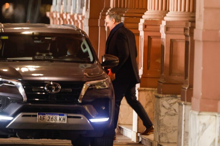 Manuel Adorni y sus primeras 72 horas sin poder: ostracismo, custodia y sin un nuevo destino