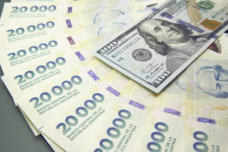 El Gobierno crea un nuevo bono dual para evitar soltar pesos a la calle esta semana