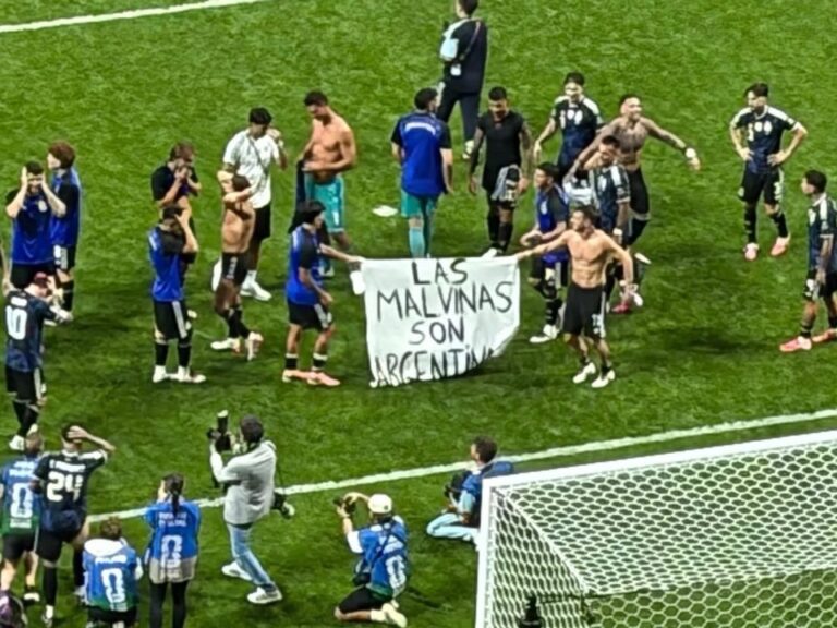 La FIFA abre investigación a la AFA por la bandera de Malvinas tras triunfo ante Inglaterra