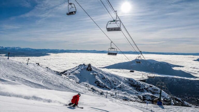 Esquiar en Bariloche ya cuesta más que en Andorra: cuánto vale el pase diario en el Cerro Catedral
