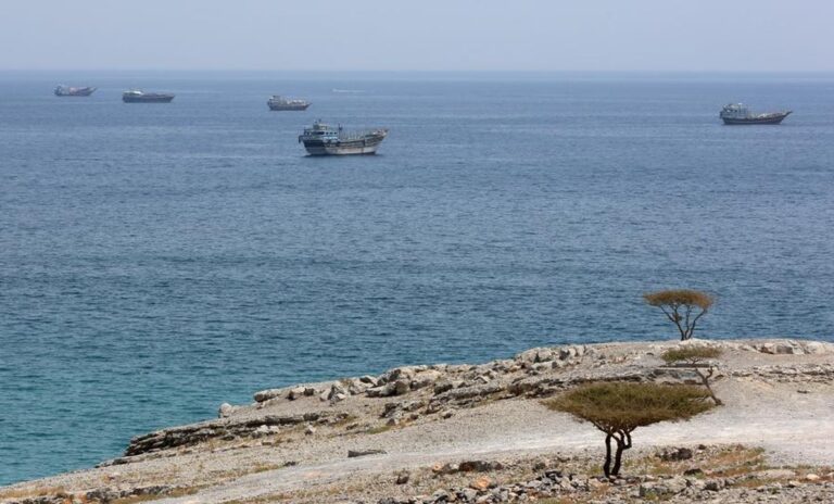 Irán lanzó misiles contra buques petroleros de Emiratos Árabes en el estrecho de Ormuz: un muerto