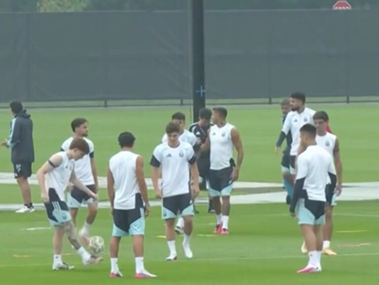 La Selección argentina entrenó bajo la lluvia, mientras que España canceló la práctica