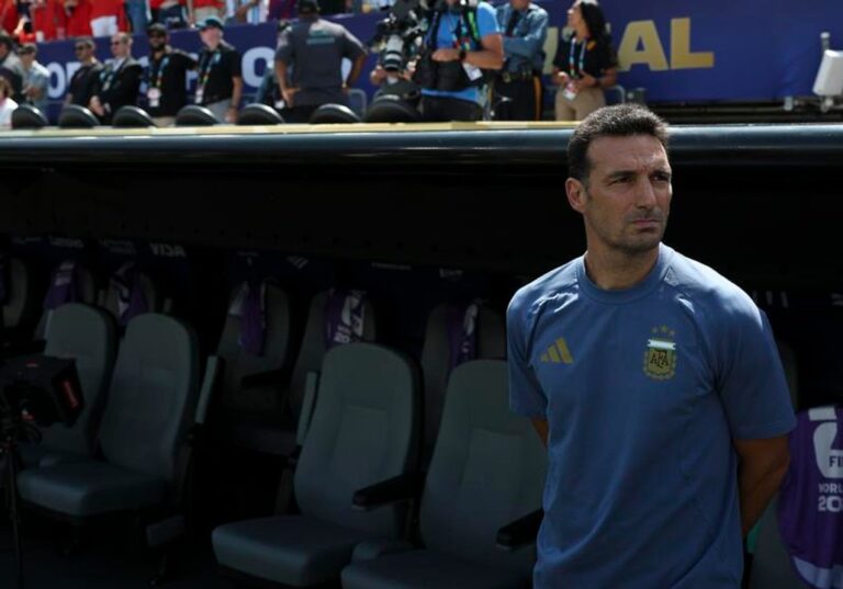 Scaloni hasta las lágrimas: el DT argentino puso en duda su continuidad tras la derrota ante España