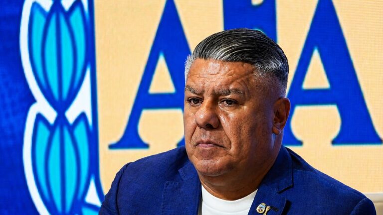 La AFA desmintió que la Justicia de Estados Unidos citara al “Chiqui” Tapia y le secuestrara el celular