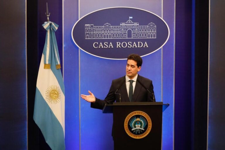 A un mes del nombramiento de Adrián Ravier: los motivos detrás del cambio comunicacional y los traspiés