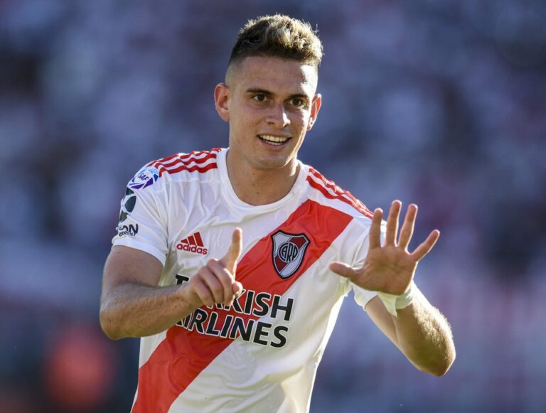 River confirmó el regreso de Rafael Santos Borré
