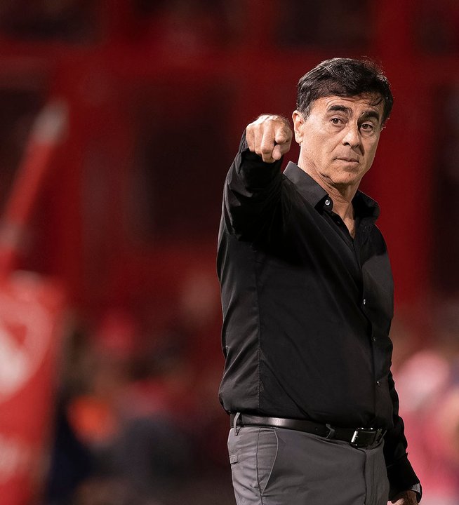 Gustavo Quinteros Exige Refuerzos Tras Triunfo de Independiente