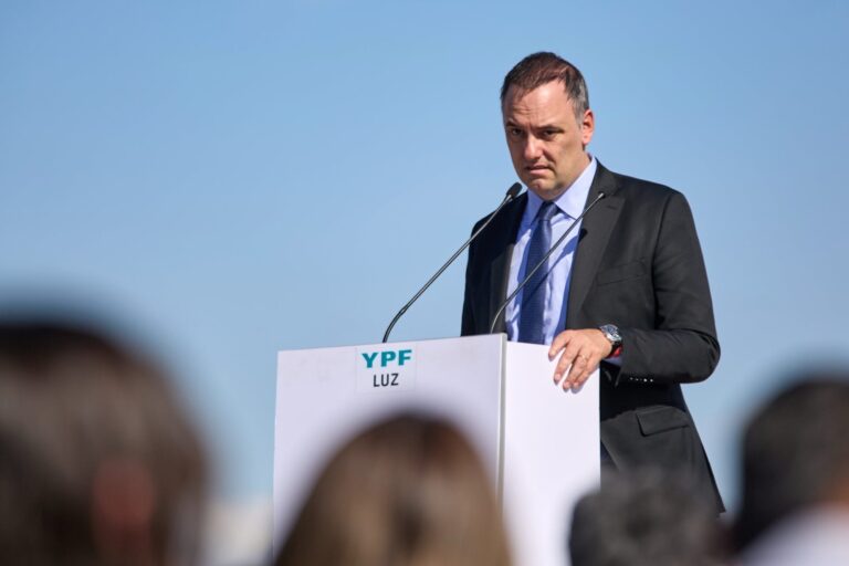 Adorni presentó su renuncia al directorio de YPF