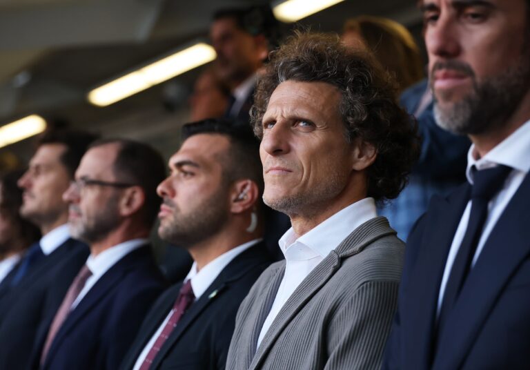 Uruguay reemplaza a Marcelo Bielsa con Diego Forlán a cargo de la selección
