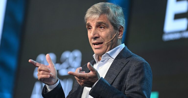 Dólares del colchón: uno por uno, los cambios clave del nuevo proyecto de Inocencia Fiscal que presentó el Gobierno