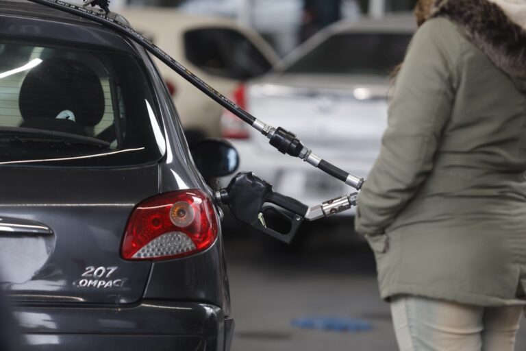 El Gobierno actualizó los tarifas de electricidad y oficializó un aumento de impuestos en los combustibles