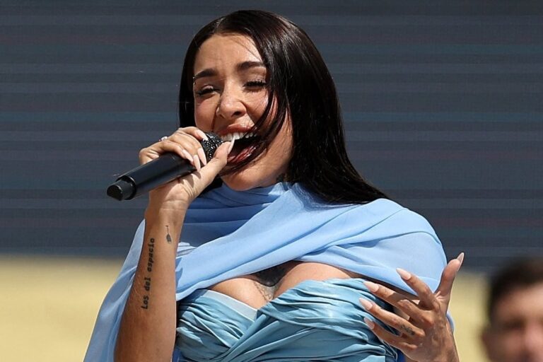 El look sexy y patriótico de María Becerra para cantar el himno