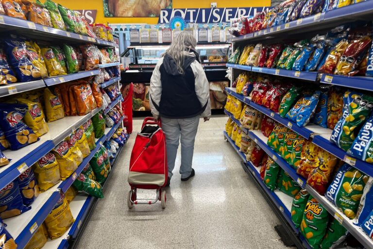 El consumo sigue en baja, aunque desacelera la caída