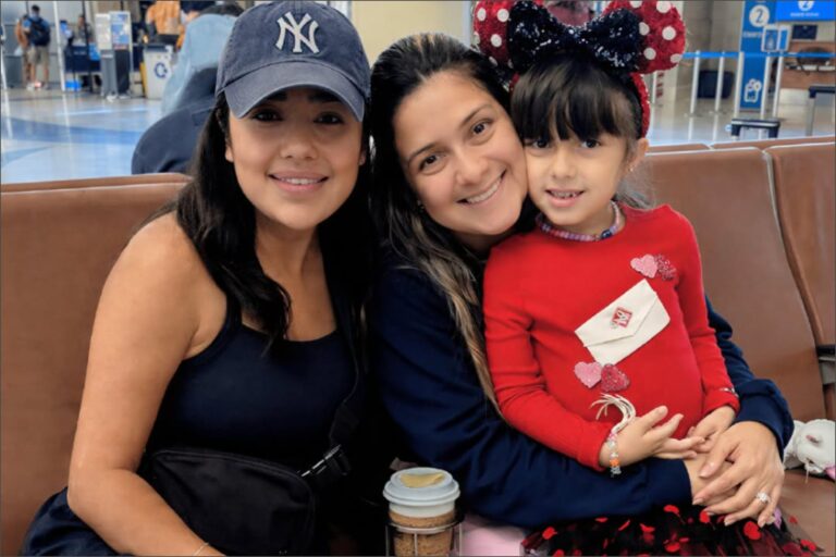 Una madre engaña a su hija sobre su detención en un centro del ICE en Texas