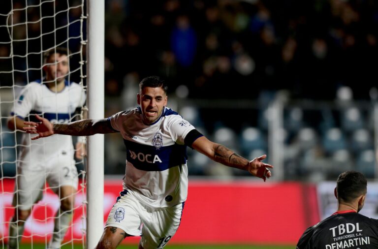 Gimnasia Brilla con una Jugada Maradoniana de Barros Schelotto y Derrota a Barracas Central