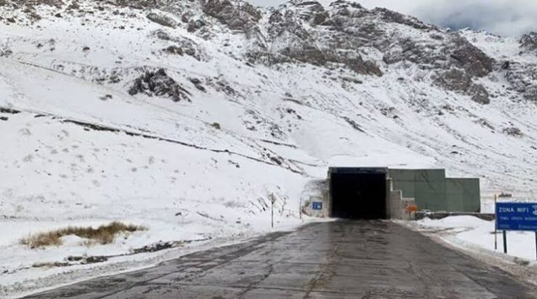 Cierre del Paso Cristo Redentor: Camioneros varados enfrentan una situación crítica
