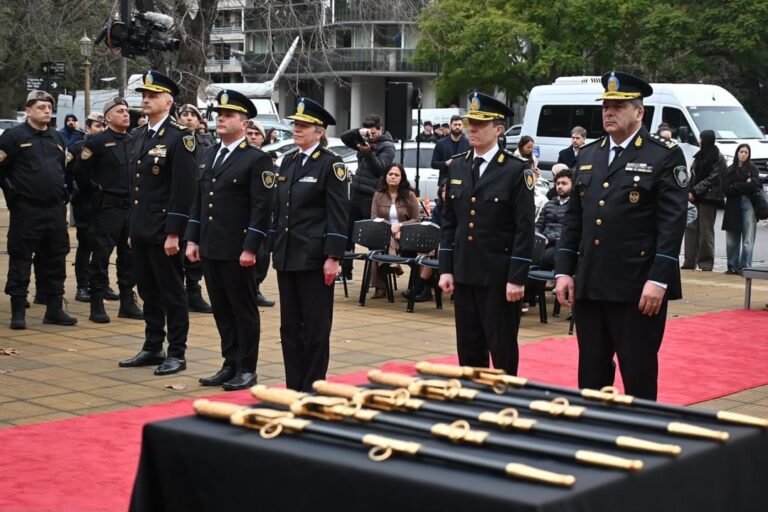 Reconocimiento a la Policía de la Ciudad: Espadines para cinco comisarios generales