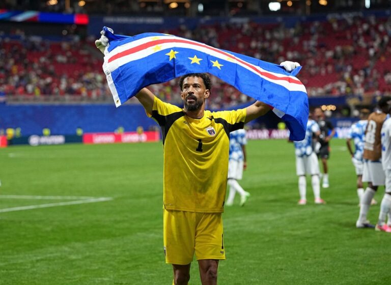 Vozinha hace su gran entrada a Colo-Colo con una cálida bienvenida en Chile