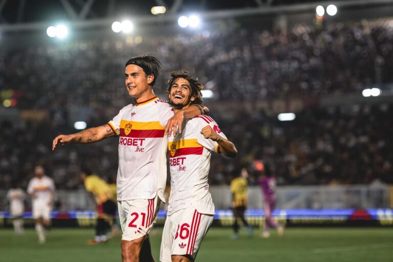 Roma arrolla al Lecce y se aferra a la cima de la Serie A