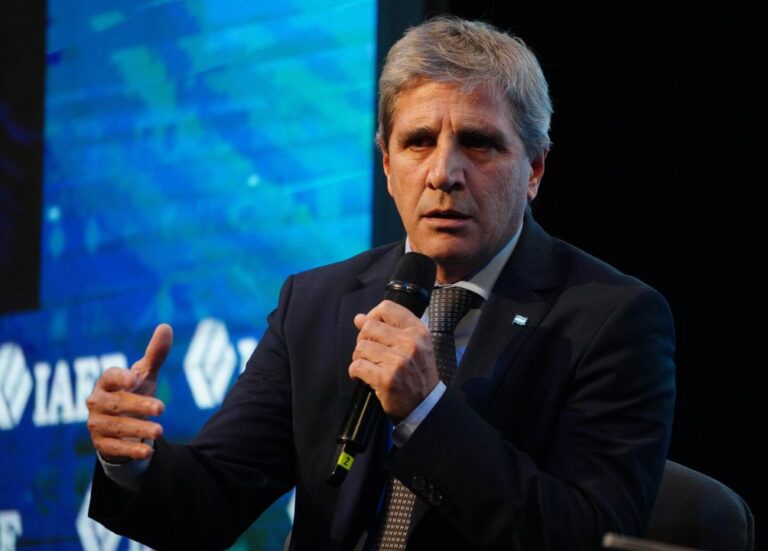 Caputo arremete contra Kicillof por juicios de expropiación en medio de la interna peronista