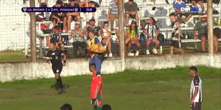 Un Árbitro Expulsa a un Vendedor de Chipá Durante un Partido de Fútbol