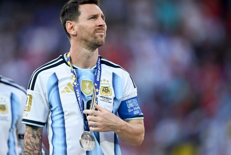 Lionel Messi Extiende Su Estancia en Argentina Tras la Pérdida de Su Padre