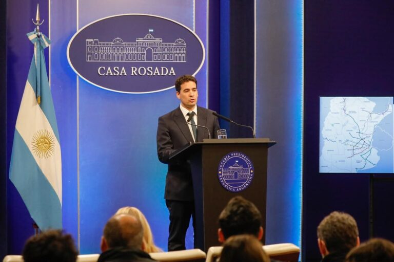 Confusión en la comunicación presidencial: Oria reemplaza a Caputo en medio de versiones contradictorias