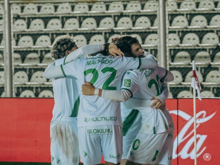 Banfield avanza a cuartos de final tras emocionante definición por penales