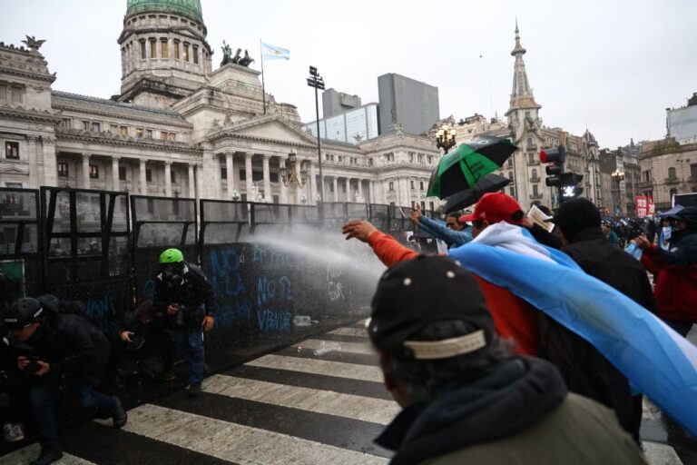 Violencia en el Congreso: La Policía Desaloja Manifestantes Contra la Ley de Tierras
