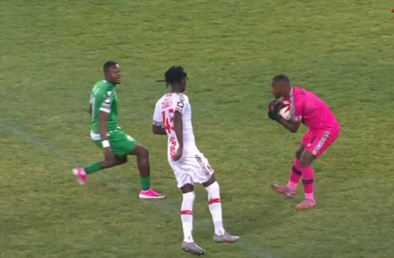 El insólito blooper de un arquero sudafricano que sorprende al mundo del fútbol