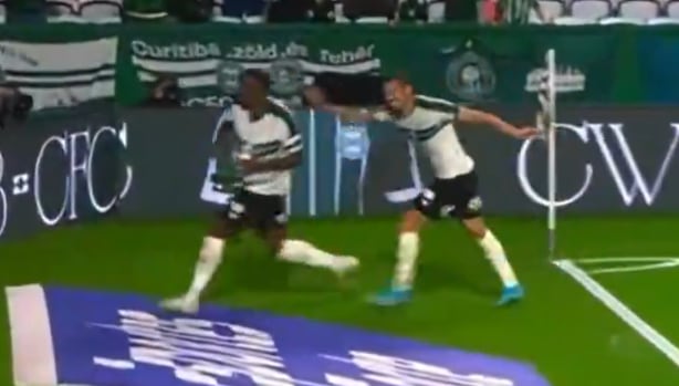 Increíble accidente en el festejo: Jacy Maranhão cae al túnel tras anulación de su gol
