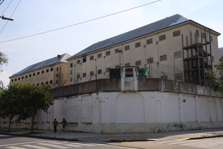 Comienza el traslado de 1500 internos del penal de Villa Devoto a Marcos Paz