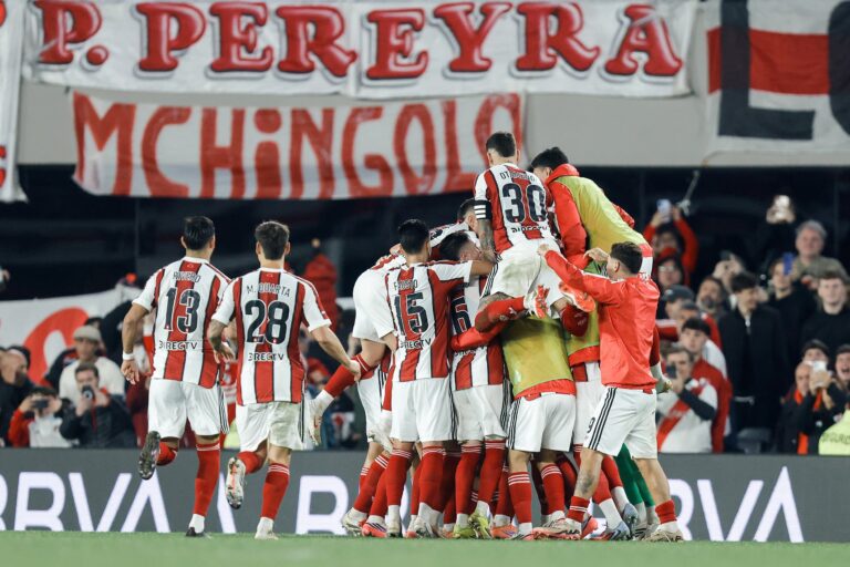 River Plate logra un triunfo crucial ante Argentinos Juniors