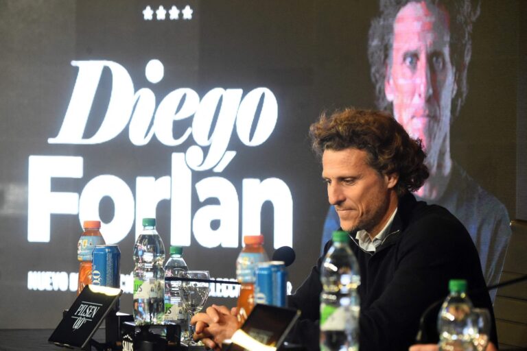Diego Forlán asume como entrenador de Uruguay y abre la puerta a Luis Suárez
