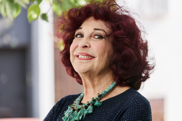 Gabriela Acher: La icónica comediante que dijo no a Hollywood y triunfa en el unipersonal