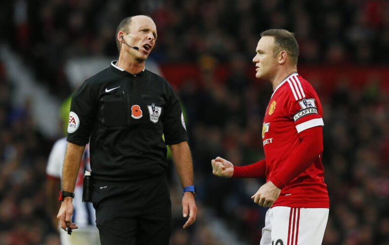 La sorprendente confesión de Mike Dean: ¿Un árbitro fuera de control en la Premier League?