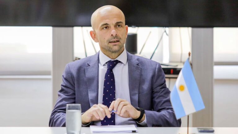 Familia del Exsecretario de Transporte Gana Licitación para Rutas Nacionales