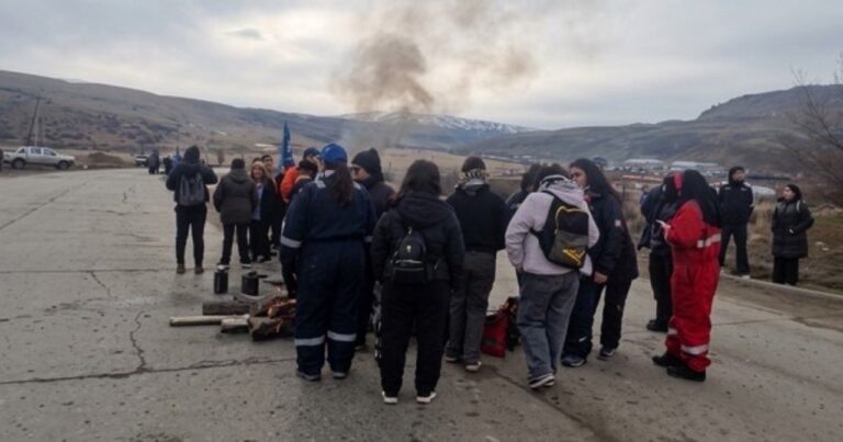 Crisis en Río Turbio: Municipales cortan la ruta en reclamo de salarios justos