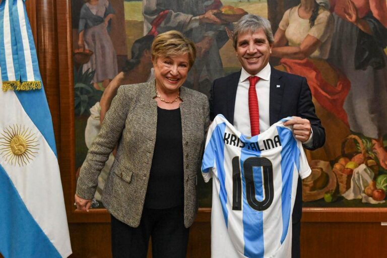 El FMI llega a Argentina para revisar el programa que podría liberar US$900 millones