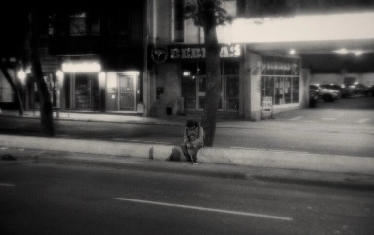 El Cine como Refugio: La Noche está Marchándose Ya