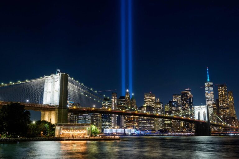 Emotivo espectáculo de drones en Nueva York rinde homenaje a las víctimas del 11-S